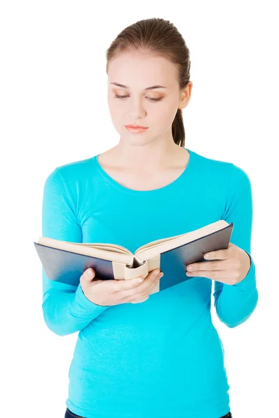 Fiatal gyönyörű diák egy könyvet olvas — Stock Fotó