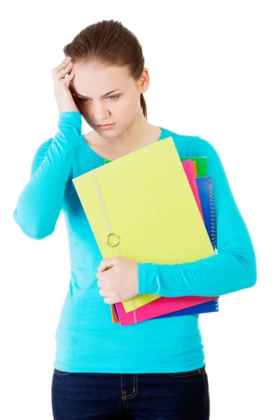 Junge besorgte Studentin hält ihre Notizen — Stockfoto