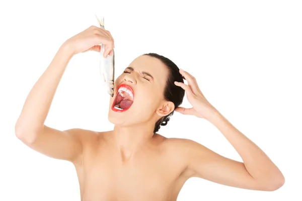 Retrato de una mujer comiendo pescado crudo —  Fotos de Stock