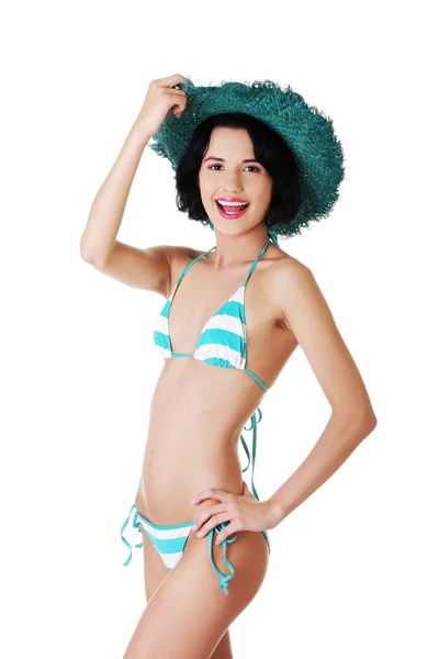 Jonge slanke vrouw dragen van zwemkleding en zomer hoed — Stockfoto