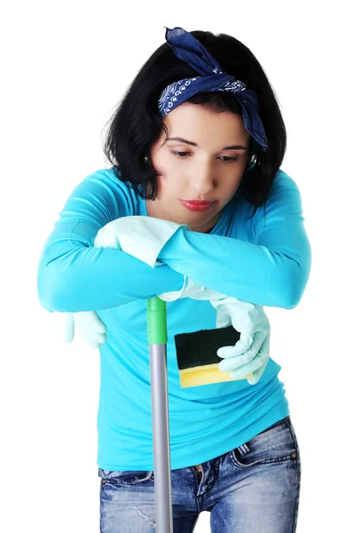 Portret van moe vrouw met een mop en spons — Stockfoto