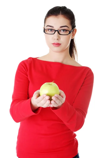 Retrato de una hermosa mujer con una manzana —  Fotos de Stock