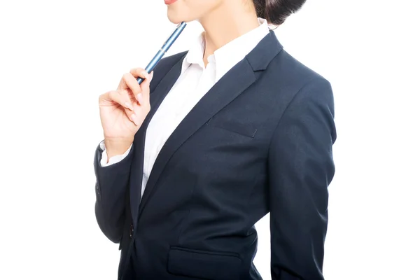 Портрет деловой женщины, держащей ручку под подбородком — стоковое фото