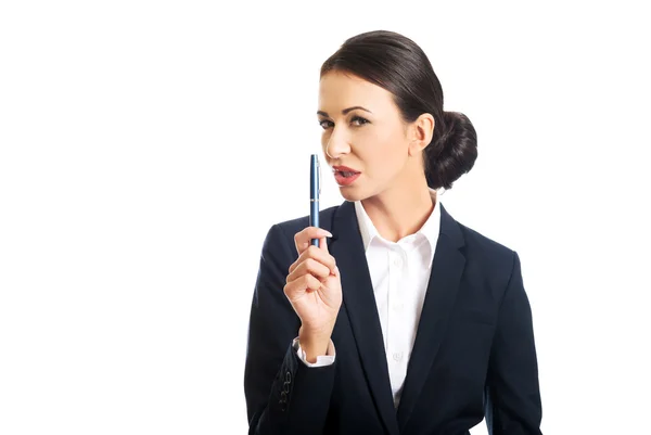 Foto de una empresaria apuntando con un bolígrafo — Foto de Stock