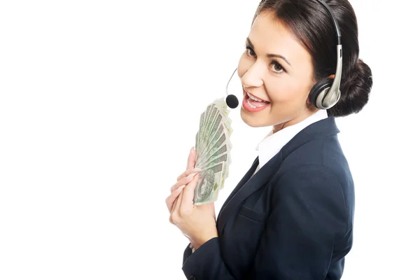 Call center mulher segurando um clipe de dinheiro polonês — Fotografia de Stock