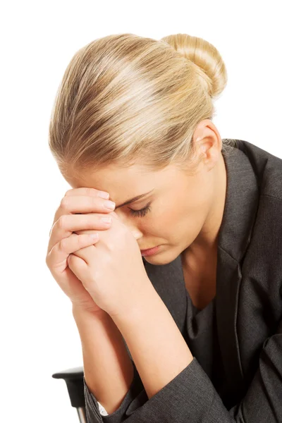 Depressive Geschäftsfrau sitzt auf Sessel — Stockfoto