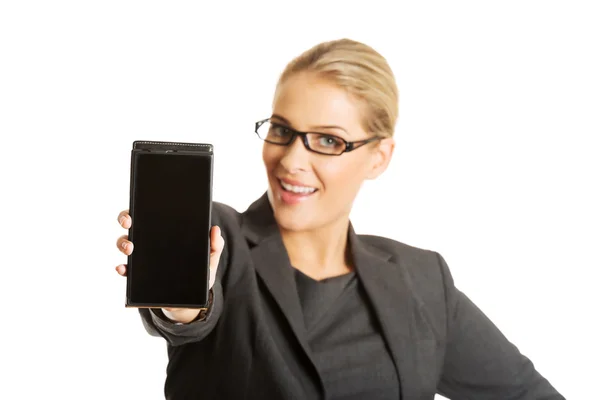 Businesswoman presenting mobile phone — Stock Photo, Image