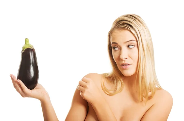 Nude woman holding an aubergine — Stock Photo, Image