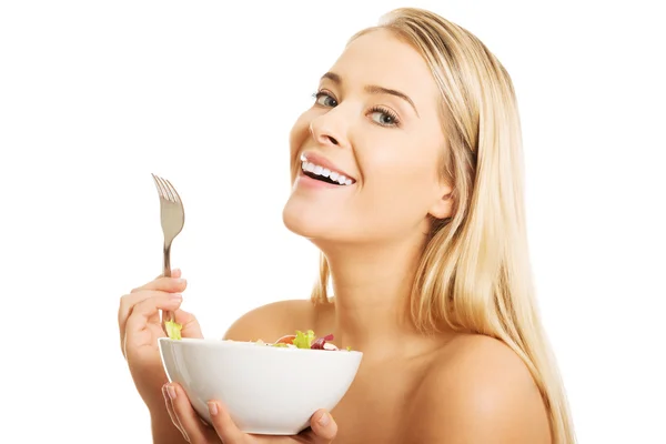 Mujer sosteniendo un tenedor y un tazón con ensalada —  Fotos de Stock