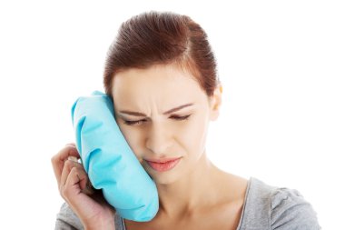 Kadın yüz icebag tarafından dokunmadan diş ağrısı ile