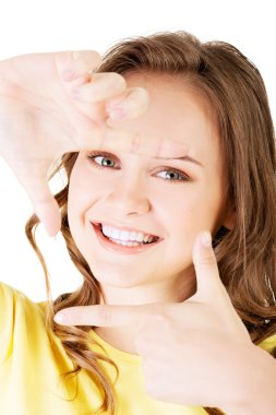 Mutlu kadın parmakları ile çerçeve oluşturma