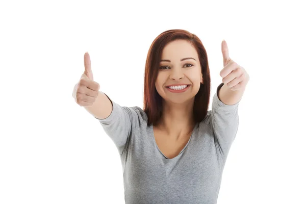 Retrato de mujer sonriente con pulgares arriba — Foto de Stock