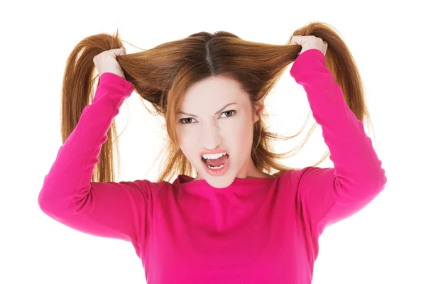 Frustrada e zangada mulher puxando o cabelo — Fotografia de Stock