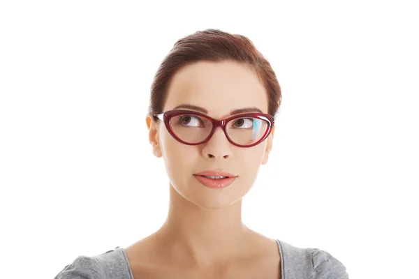 Retrato de uma mulher de óculos olhando para cima — Fotografia de Stock