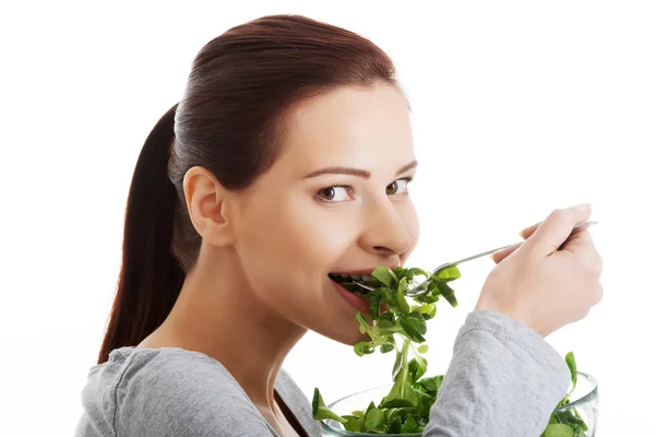Retrato de uma mulher comendo alface — Fotografia de Stock