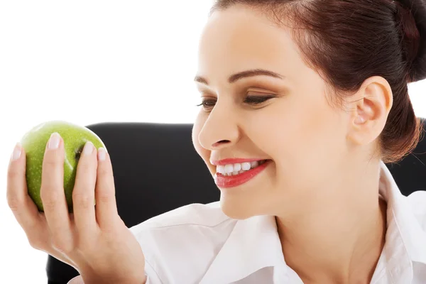Bellezza sorridente con mela verde in mano — Foto Stock