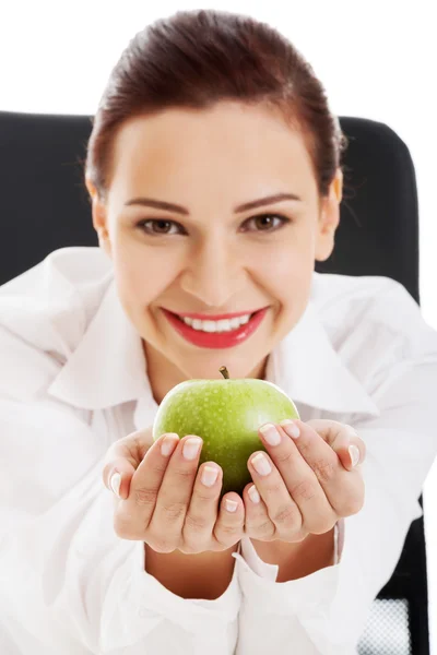 Beauté souriante tenant pomme verte — Photo