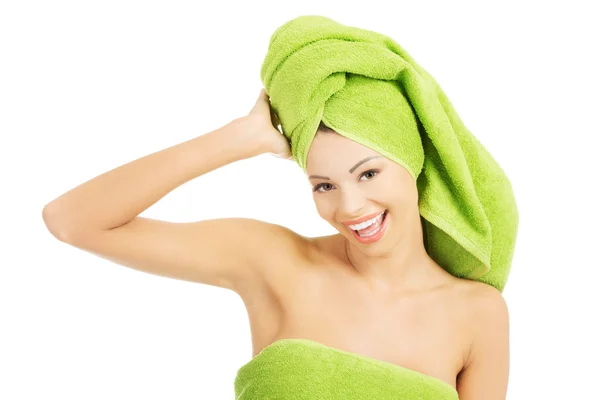 Portret van schoonheid vrouw gewikkeld in een handdoek — Stockfoto