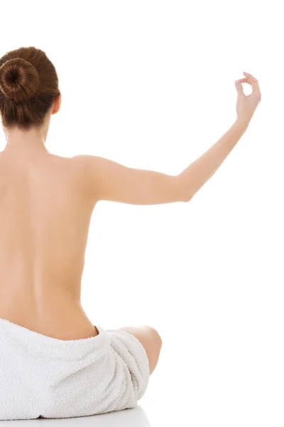 Back view woman wrapped in towel practising yoga — Stock Photo, Image