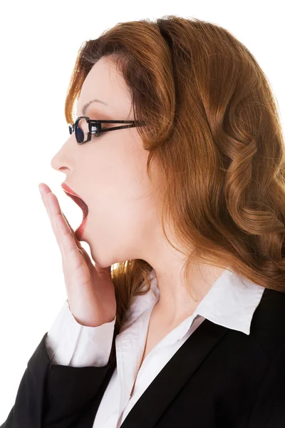 Retrato de una mujer de negocios bostezante — Foto de Stock