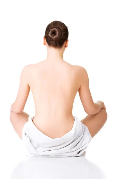 Back view woman wrapped in towel practising yoga — Stock Photo, Image