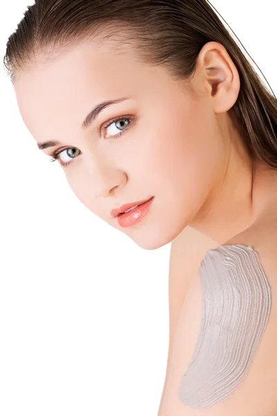 Beautiful woman having mud applied on shoulder — Stock Photo, Image