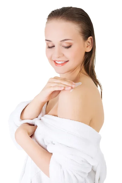 Beautiful woman applying cream on shoulder — Stock Photo, Image