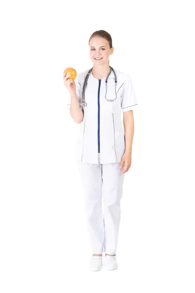 Médico feminino de comprimento total com uma laranja — Fotografia de Stock