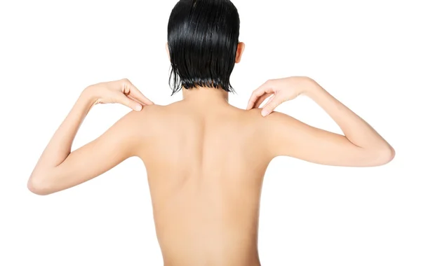Vista posterior mujer desnuda tocando sus hombros — Foto de Stock