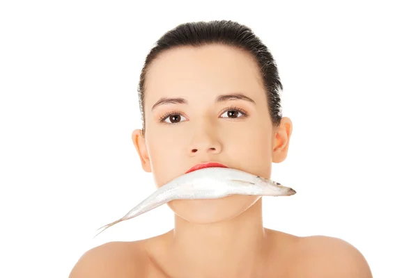 Retrato de mulher nua com peixes na boca — Fotografia de Stock