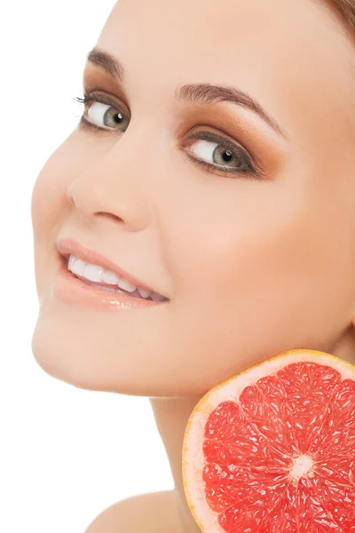 Jonge naakte vrouw met grapefruit camera kijken — Stockfoto