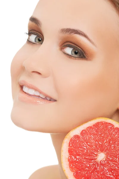 Junge nackte Frau mit Grapefruit blickt in die Kamera — Stockfoto