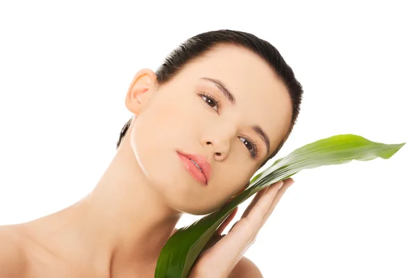 Retrato de mujer desnuda con hoja verde — Foto de Stock