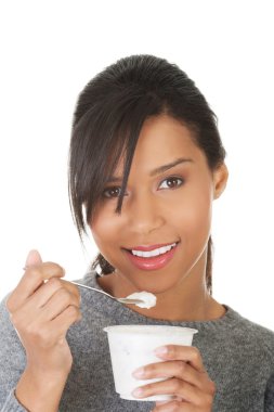 Yoğurt yeme sağlıklı kadın portresi