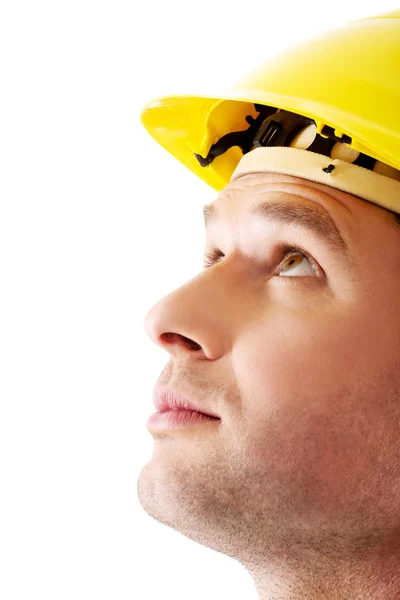 Porträtt av en man med hardhat tittar upp — Stockfoto