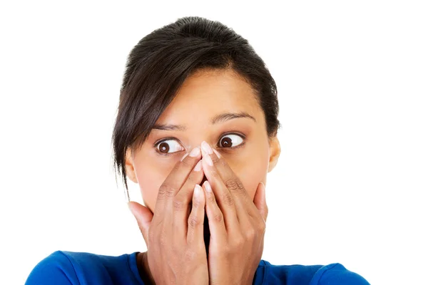 Überraschte Frau bedeckt mit Händen ihren Mund — Stockfoto