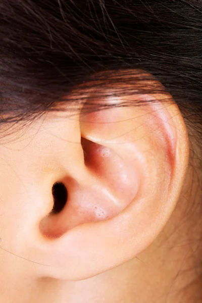 Imagem de close-up da orelha das mulheres — Fotografia de Stock
