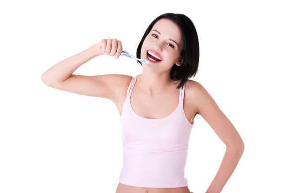 Feliz jovem mulher escovando dentes — Fotografia de Stock