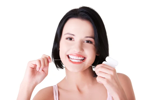Beyaz kadın dişlerini diş ipi — Stok fotoğraf