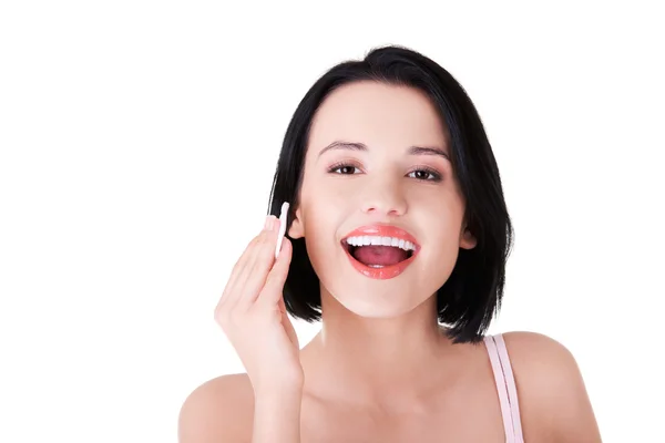 Retrato de una mujer quitando maquillaje — Foto de Stock