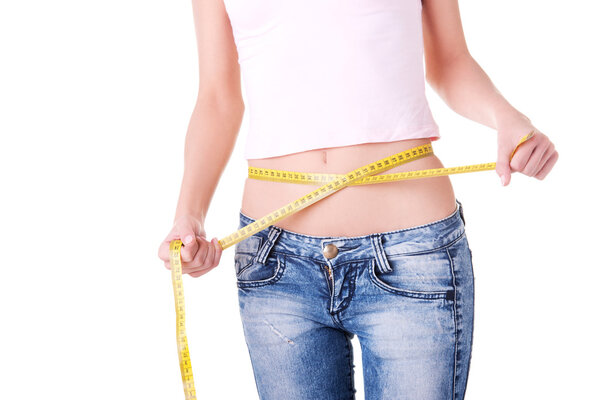 Женщина измеряет талию