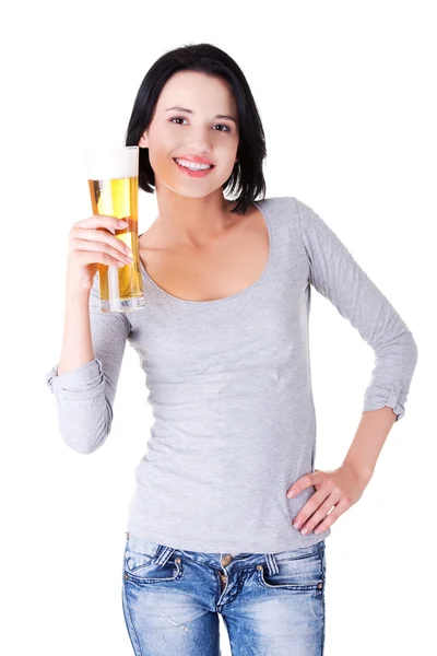 Bir bardak bira tutan genç mutlu kadın — Stok fotoğraf