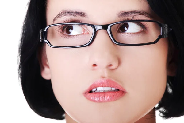 Retrato de una mujer en gafas mirando hacia arriba — Foto de Stock