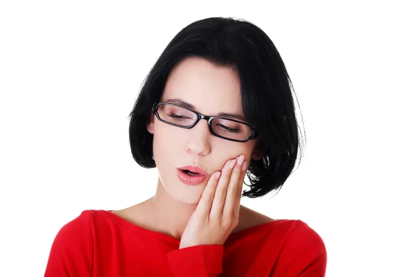 Junge Frau leidet unter Zahnschmerzen — Stockfoto
