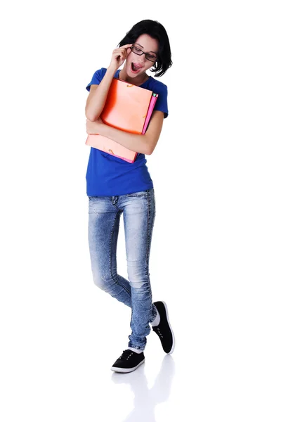 Longitud completa joven estudiante feliz sosteniendo sus notas —  Fotos de Stock