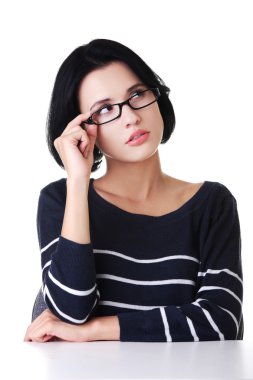 Masada oturan dalgın bir kadın portresi