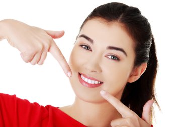 Dişlerini gösteren mutlu kadın portresi