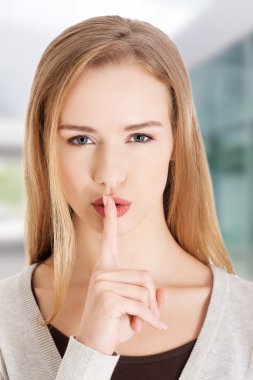 Sessiz işaretini yapma kadın