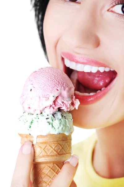 Cerca de mujer joven comiendo un helado — Foto de Stock