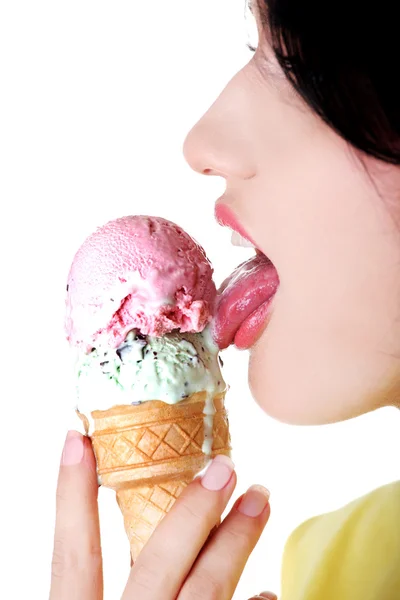 侧面视图年轻女人吃冰激淋 — 图库照片